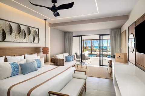 Preferred Club Jr. Suite Ocean Front Swim Out King | In-room safe, desk, blackout drapes, soundproofing