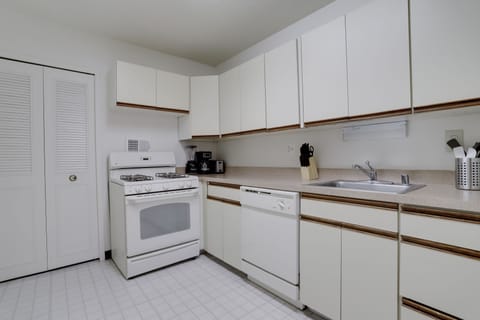 Deluxe Apartment | Private kitchen | Fridge, oven, dishwasher, coffee/tea maker