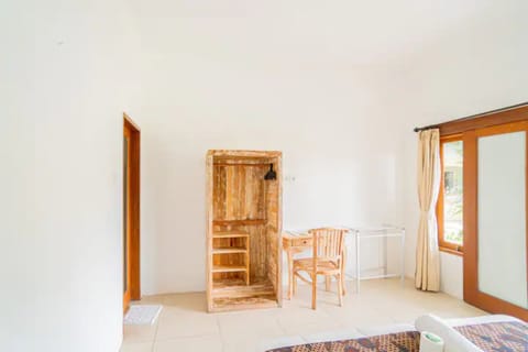1 bedroom, desk, bed sheets