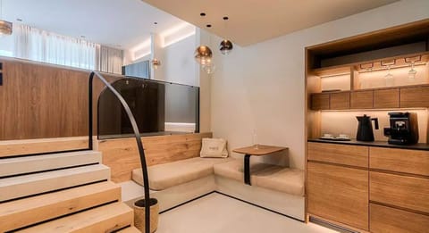 Premium Studio Suite | Minibar, in-room safe, desk, soundproofing