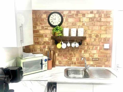 Studio | Private kitchen | Fridge, microwave, electric kettle, toaster