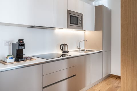 Apartment (Appartamento Monte Averau) | Private kitchen | Mini-fridge, microwave, electric kettle, toaster