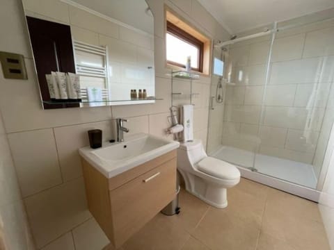 Lenga | Bathroom | Free toiletries, hair dryer