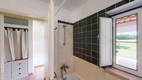 Suite Bruxelas | Bathroom | Combined shower/tub, rainfall showerhead, hair dryer, bidet