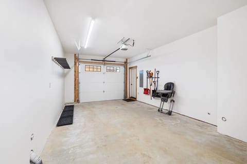 Single Car Garage | Heated | Ski/Snowboard racks