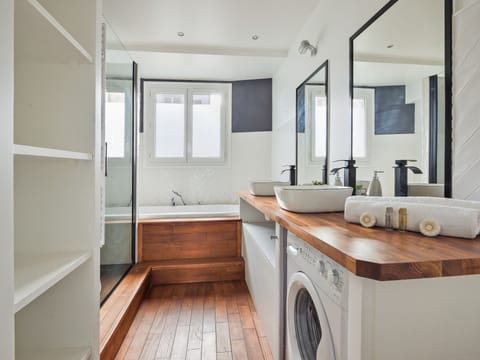 Salle de bain avec douche et baignoire