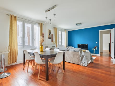 Pièce de vie avec salon et salle à manger