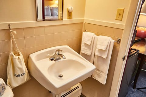Executive Room, Patio (No pets) | Bathroom | Shower, designer toiletries, hair dryer, towels