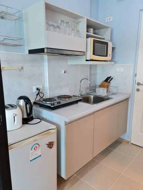 Standard Apartment | Private kitchen | Fridge, microwave, coffee/tea maker, electric kettle