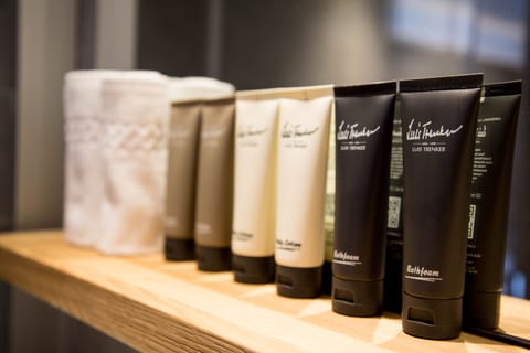 Shower, rainfall showerhead, free toiletries, hair dryer