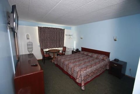 Standard Room, 1 King Bed, Smoking | Individually decorated, individually furnished, blackout drapes