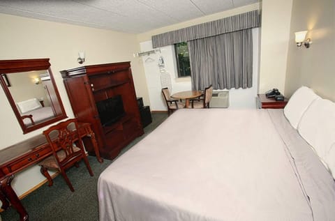 Standard Room, 1 King Bed, Non Smoking | Individually decorated, individually furnished, blackout drapes