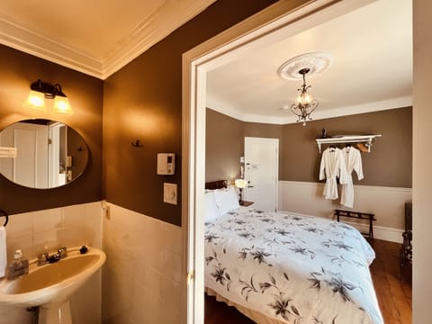 Royal Room | Bathroom | Free toiletries, hair dryer, bathrobes, towels