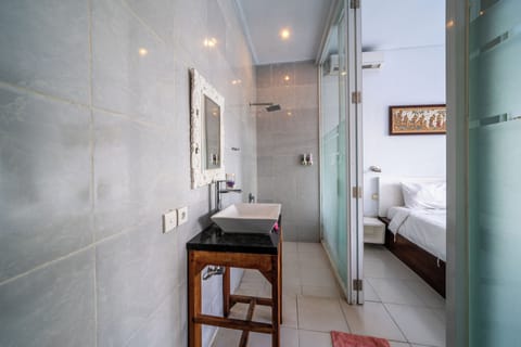 Deluxe Suite, 1 Bedroom, Non Smoking, Pool View | Bathroom | Shower, rainfall showerhead, hair dryer, towels