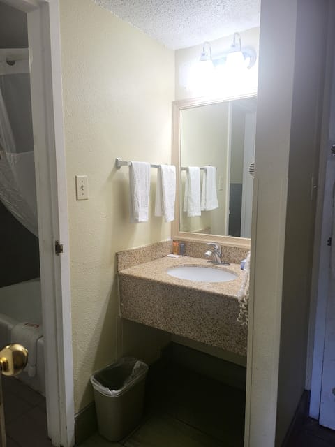 Combined shower/tub, free toiletries, hair dryer, towels