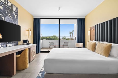 Deluxe Room, 1 King Bed, Ocean View (Cruise) | Free minibar, in-room safe, desk, laptop workspace