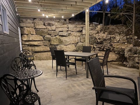 Hot Tub, Fire Pit, Lighted Outdoor Seating, Privacy, enjoy!