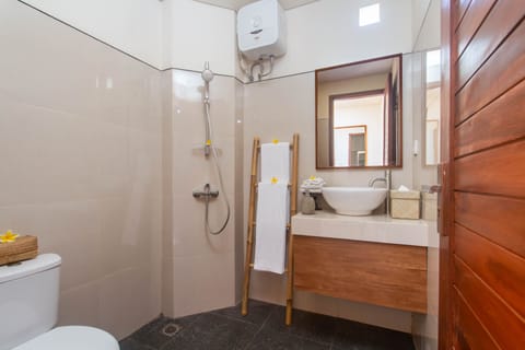 Deluxe Double Room | Bathroom | Shower, rainfall showerhead, hair dryer, slippers