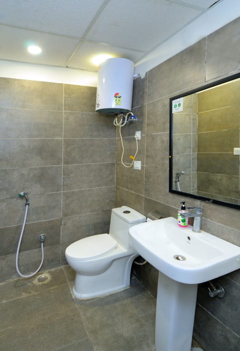 Deluxe Room | Bathroom | Designer toiletries, hair dryer, bidet, towels