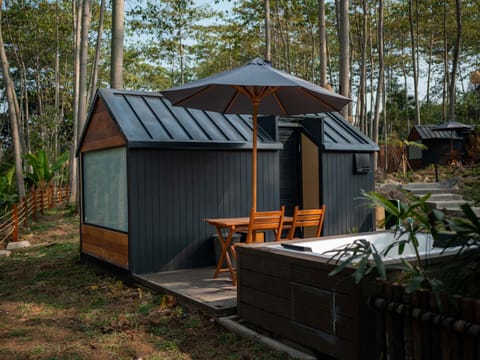 Deluxe Cabin, Hot Tub | Free WiFi