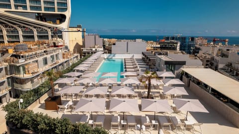 Seasonal outdoor pool, pool umbrellas, sun loungers