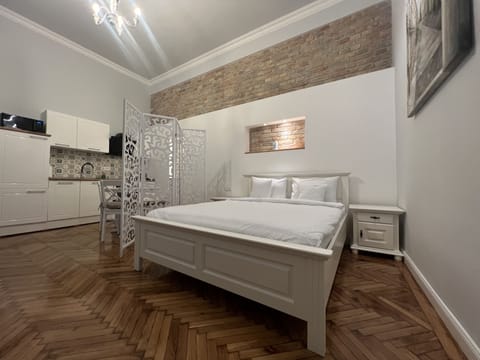 Deluxe Studio, 1 Queen Bed | Premium bedding, memory foam beds, individually decorated