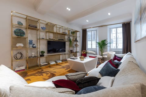 Dining & living room with windows that overlook Via Maggio and the Pitti Palace