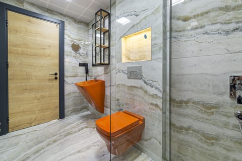 Deluxe Apartment | Bathroom | Shower, rainfall showerhead, hair dryer, slippers