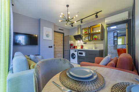 Superior Apartment, 1 Bedroom, Sea View | In-room dining