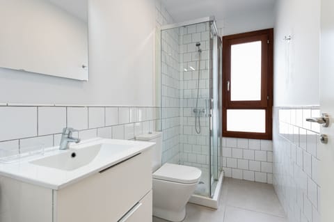 Standard Room, Balcony | Bathroom | Shower, hair dryer, towels