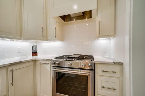 Apartment (1 Bedroom) | Private kitchen | Microwave, oven, stovetop, dishwasher