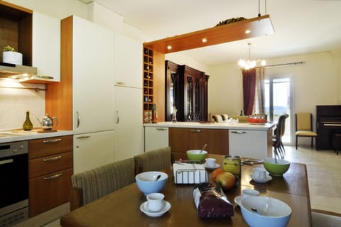 Comfort Apartment | Private kitchen | Full-size fridge, oven, stovetop, cookware/dishes/utensils