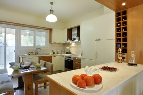 Comfort Apartment | Private kitchen | Full-size fridge, oven, stovetop, cookware/dishes/utensils