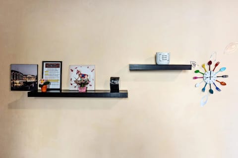 19 soggiorno mensole