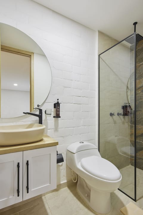 Deluxe Studio Suite | Bathroom | Shower, rainfall showerhead, designer toiletries, towels