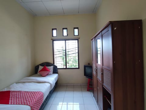 Basic Single Room | Laptop workspace, free WiFi, bed sheets