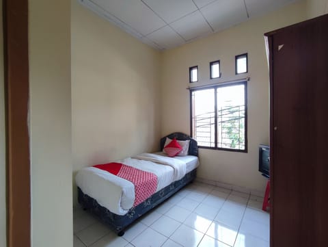 Basic Single Room | Laptop workspace, free WiFi, bed sheets