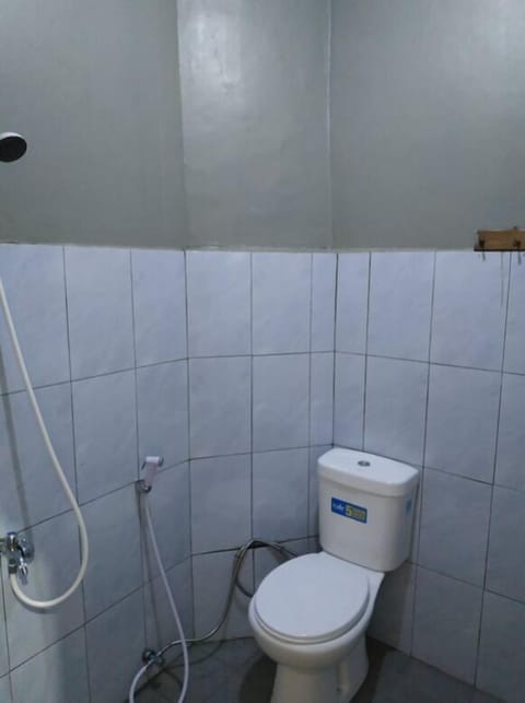 Basic Double Room | Bathroom | Shower, towels, toilet paper