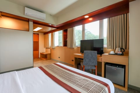 Deluxe Room, 1 Queen Bed, City View, Corner | Desk, laptop workspace, free WiFi, bed sheets