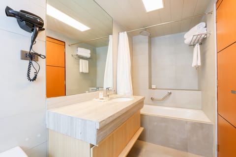 Deluxe Room, 1 Queen Bed | Bathroom | Rainfall showerhead, hair dryer, slippers, bidet