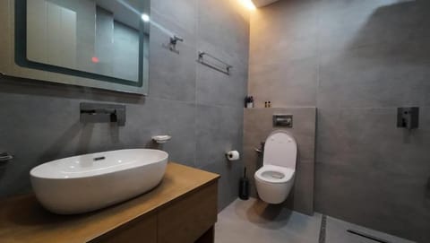 Deluxe Double Room | 1 bedroom, premium bedding, in-room safe, desk