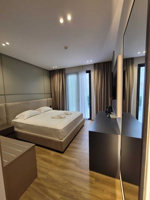 Double Room | 1 bedroom, premium bedding, in-room safe, desk