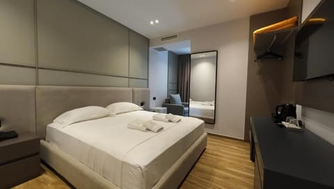 Deluxe Double Room | 1 bedroom, premium bedding, in-room safe, desk