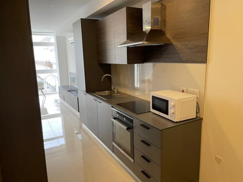 Apartment | Private kitchen | Full-size fridge, microwave, oven, electric kettle