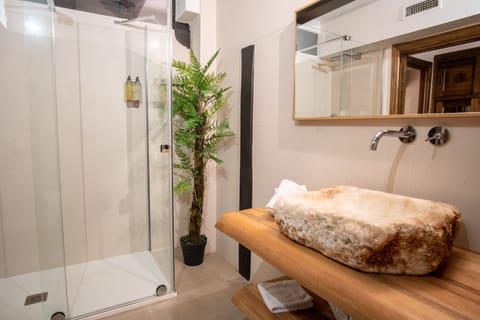 Superior Double Room, 1 Bedroom | Bathroom | Bathtub, hair dryer, bathrobes, bidet