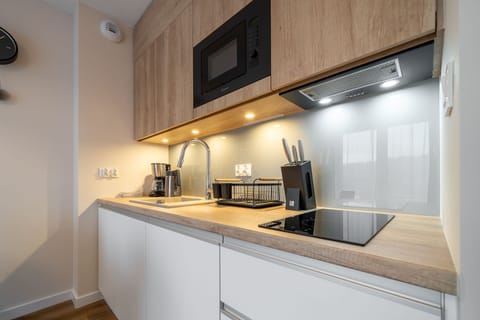 Comfort Apartment | Private kitchenette | Fridge, stovetop, cookware/dishes/utensils