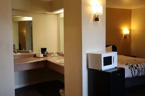 Deluxe Double Room | Blackout drapes, iron/ironing board, free WiFi, bed sheets