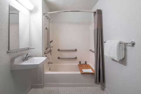 Standard Room, 1 Double Bed, Accessible, Non Smoking | Bathroom | Combined shower/tub, towels