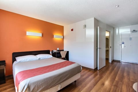 Standard Room, 1 Queen Bed, Accessible, Non Smoking | Desk, blackout drapes, free WiFi, bed sheets