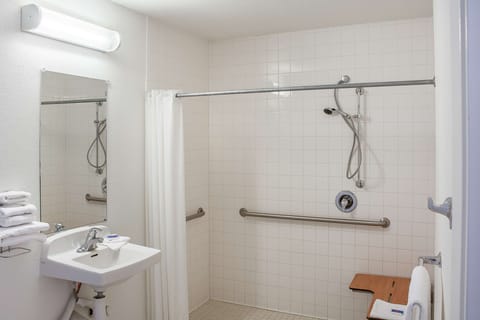 Combined shower/tub, hydromassage showerhead, towels